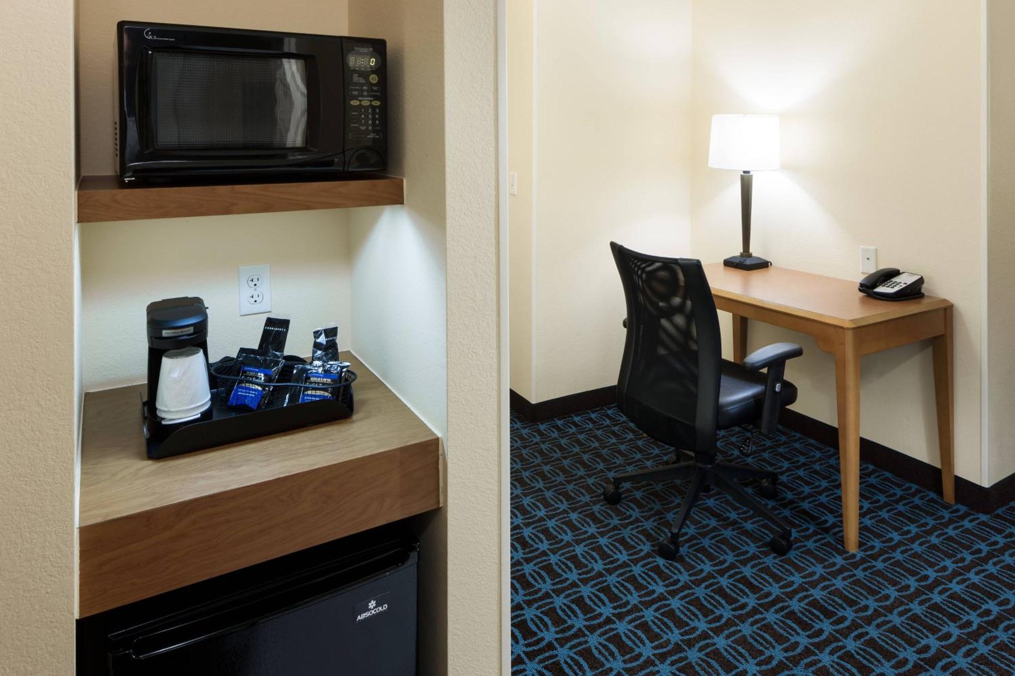 Отель Fairfield By Marriott Растон Экстерьер фото