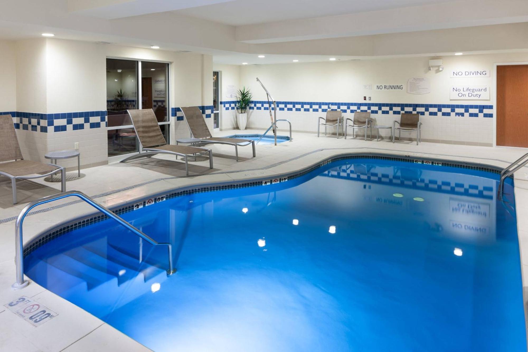 Отель Fairfield By Marriott Растон Экстерьер фото